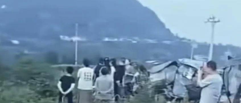 皇冠皇冠平台
_重庆男子带一双儿女钓鱼皇冠皇冠平台
，3人不幸全部溺亡，事发河段坡陡水急水深超4米