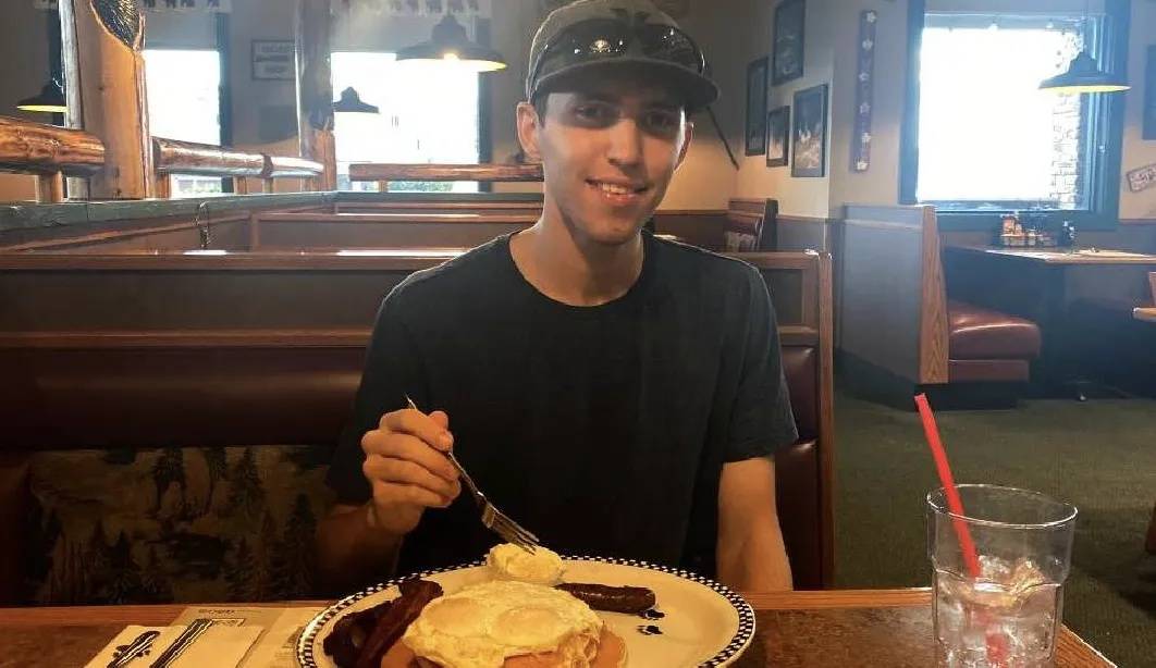 哥伦比亚甲组联赛 | 柯克遭枪杀后其妻子首次发表讲话哥伦比亚甲组联赛,一度哽咽;人证物证公布,家人称嫌疑人近年热衷政治