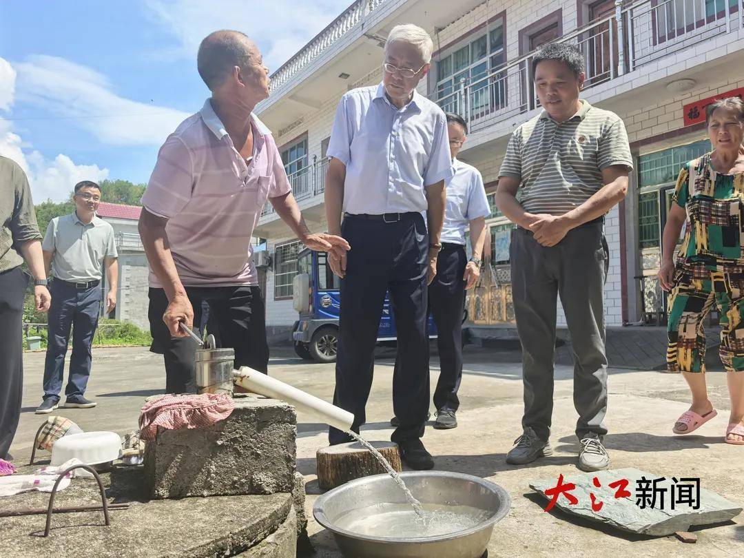 匈牙利甲组联赛_江西省委书记走进村民家中匈牙利甲组联赛,拧开水龙头仔细检查水质